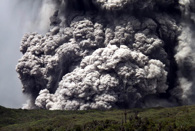   Gunung berapi Lokon menghembuskan abu vulkanik ke udara di kota Tomohon,Sulawesi Utara,Rabu (28/11).  (Antara/Sonny Dinar)