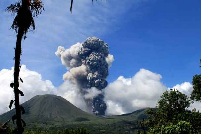  Gunung berapi Lokon menyemburkan material abu vulkanik ke udara ketika meletus di kota Tomohon, Sulawesi Utara, Senin (17/12).