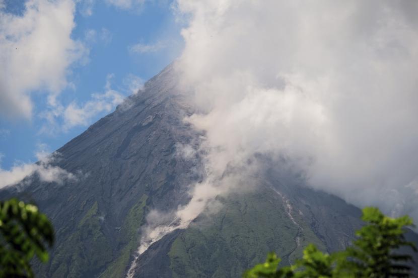 Gunung Berapi Mayon memuntahkan asap putih seperti yang terlihat dari Daraga, provinsi Albay, Filipina tengah pada Kamis 8 Juni 2023.
