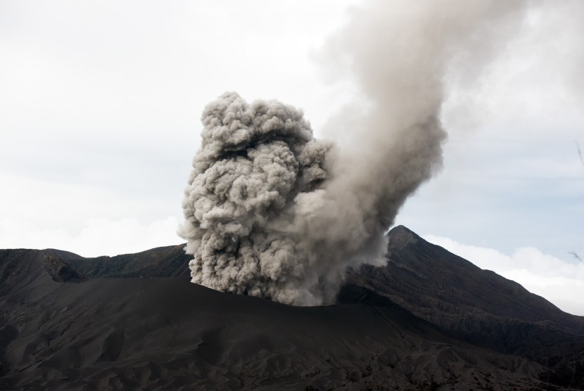Gunung Bromo menyemburkan material vulkanis terlihat dari Pos Pantau Pengamatan Gunung Api Bromo, Probolinggo, Jawa Timur, Jumat (18/12). 