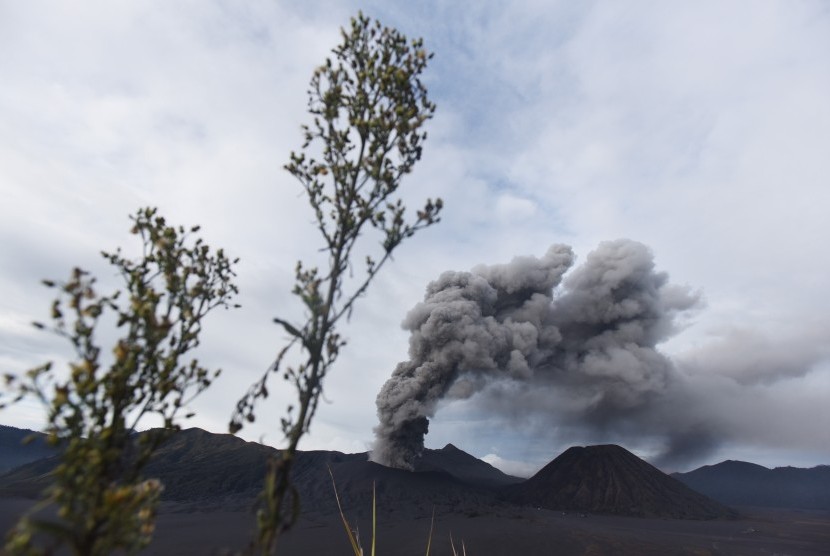 Gunung Bromo menyemburkan material vulkanis terlihat dari Pos Pantau Pengamatan Gunung Api Bromo, Probolinggo, Jawa Timur, Jumat (18/12).