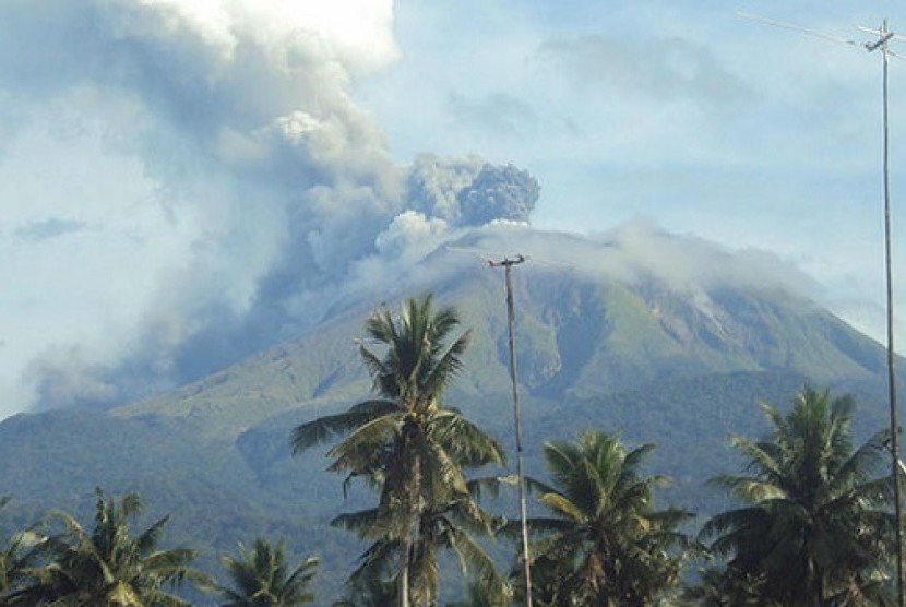 Gunung Bulusan di Filipina mengeluarkan abu vulkanik