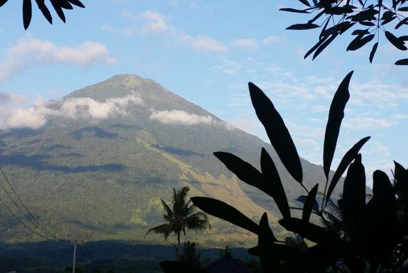 Gunung Ciremai. Objek Daya Tarik Wisata Alam (ODTWA) maupun jalur pendakian menuju Gunung Ciremai yang ada di Kabupaten Kuningan, Jawa Barat kembali dibuka. 