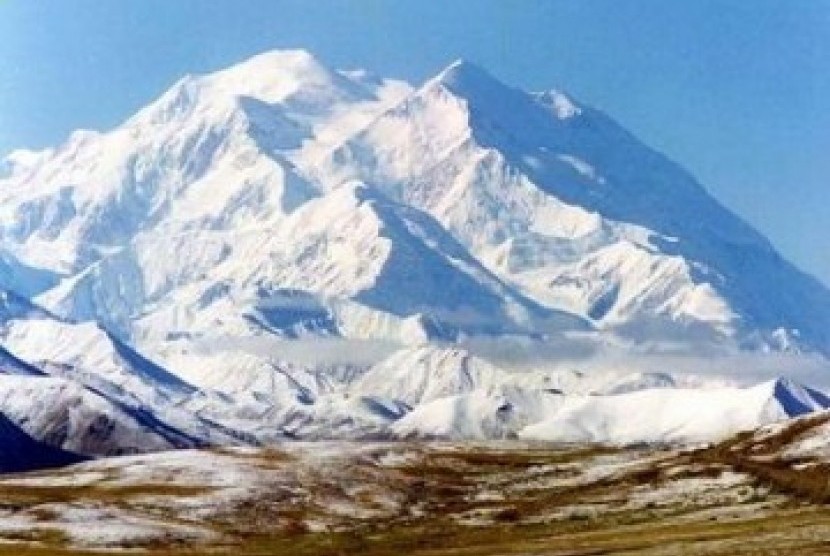 Gunung Denali di Alaska. Pengeboran minyak dan gas dapat menyebabkan kerusakan ekosistem tundra di Alaska. Ilustrasi.
