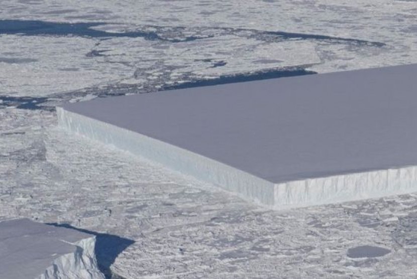 Gunung es berbentuk persegi panjang yang mengambang di Laut Weddell di lepas pantai Antartika.