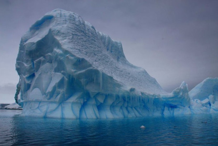 Gunung es di Antartika