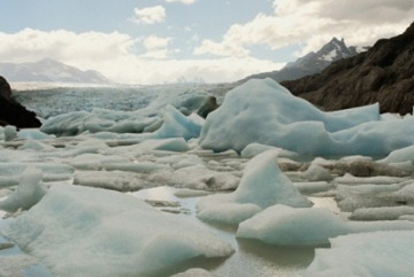 Gunung es di Kutub Utara.