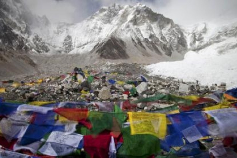 Gunung Everest. Sampah yang dibuang pendaki dan trekker mengotori Gunung Everest.