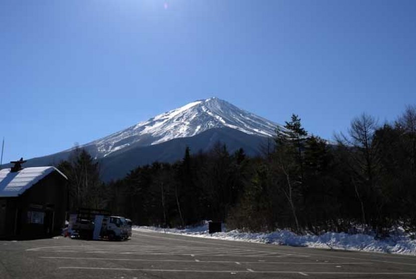 Gunung Fuji. Para pihak berwenang Jepang mengumumkan mereka akan memasang penghalang besar untuk menghalangi pemandangan Gunung Fuji. 