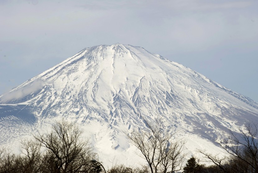 Gunung Fuji. Musim pendakian Gunung Fuji dibatalkan akibat pandemi Covid-19.