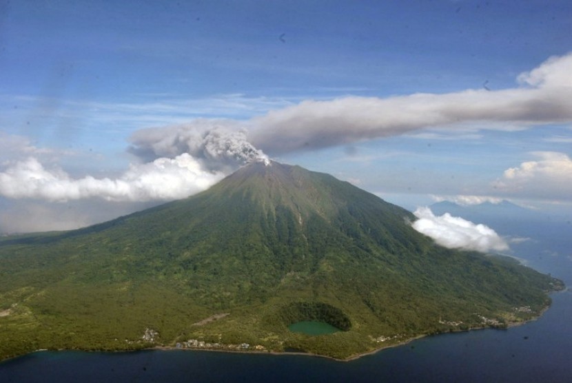 Mount Gamalama In Ternate (file)