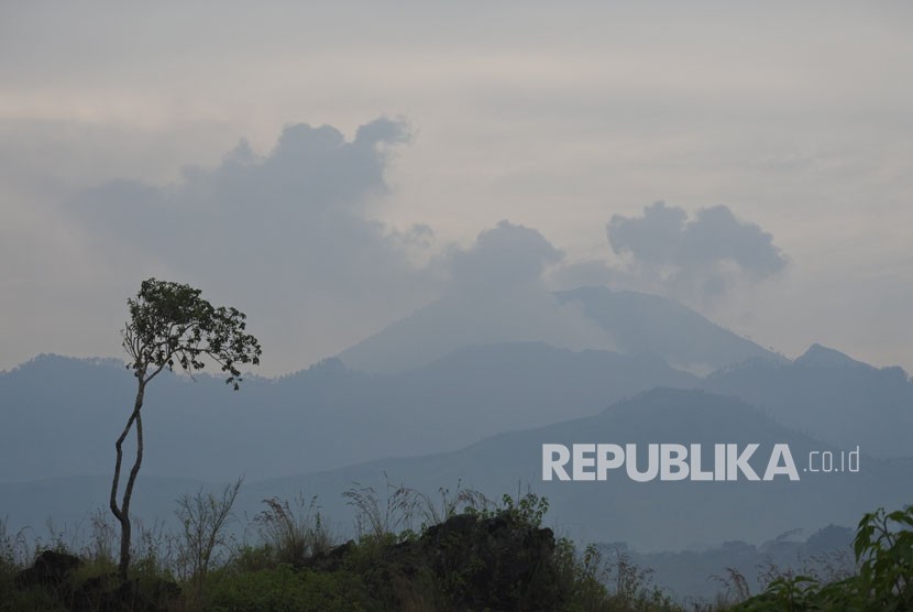 Gunung Ijen mengeluarkan asap di Kecamatan Ijen, Bondowoso, Jawa Timur, Kamis (22/3). 