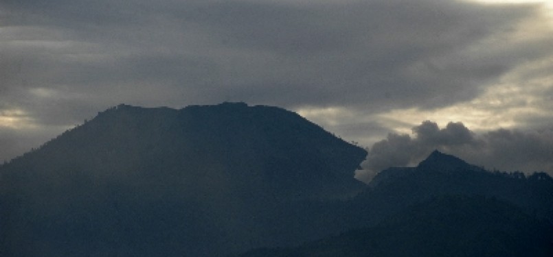 Gunung Ijen mengeluarkan asap terlihat dari Desa Kalisat, Sempol, Bondowoso, Jawa Timur. 