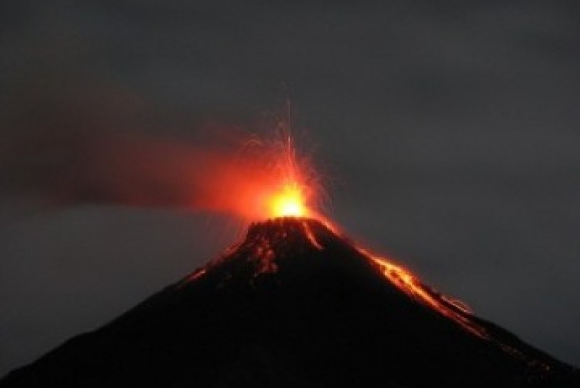 Gunung Karangetang di Makuku menyemburkan api dan lelehan lava 