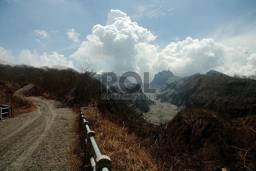 Gunung Kelud yang masih berstatus awas pasca erupsi.