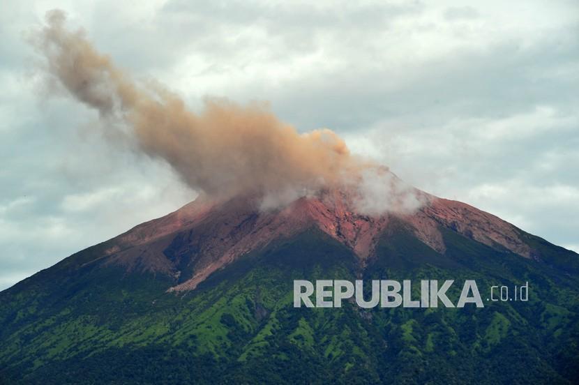 Gunung Kerinci ilustrasi. Pusat Vulkanologi dan Mitigasi Bencana Geologi (PVMB) melaporkan adanya aktivitas vulkanik di Gunung Kerinci yang ditandai dengan erupsi berupa kolom abu setinggi lebih kurang 300 meter di atas puncak gunung.