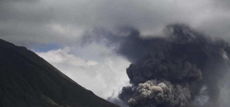 Gunung Lokon kembali menyemburkan abu vulkanik setinggi 3.000 meter di Tomohon, Sulawesi Utara. Letusan membuat panik warga yang sebagian sudah kembali ke rumah. 