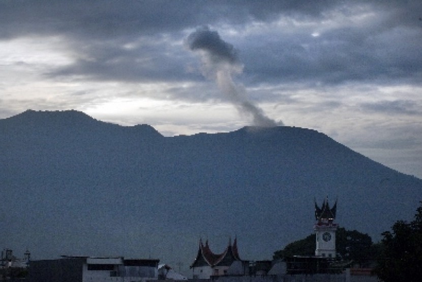 Aktivitas Gunung Marapi cukup intens di mana sejak Sabtu (7/1/2023) sampai tadi siang, Selasa (10/1/2023) sudah terjadi erupsi sebanyak 77 kali. (ilustrasi).