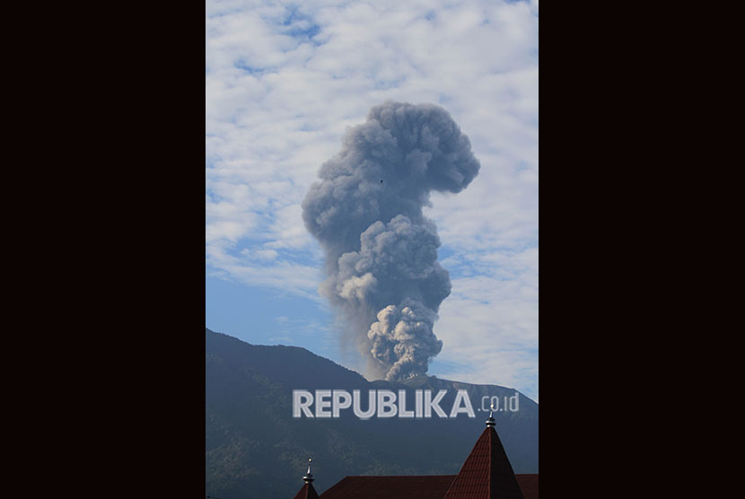 Ilustrasi. Gunung Marapi mengeluarkan abu vulkanik terlihat di kawasan di Jorong Koto Tuo, Nagari Balai Gurah, Kecamatan IV Angkek, Agam, Sumatera Barat, Rabu (2/5). Gunung Marapi Erupsi, BKSDA Sumbar Berencana Evakuasi Pendaki