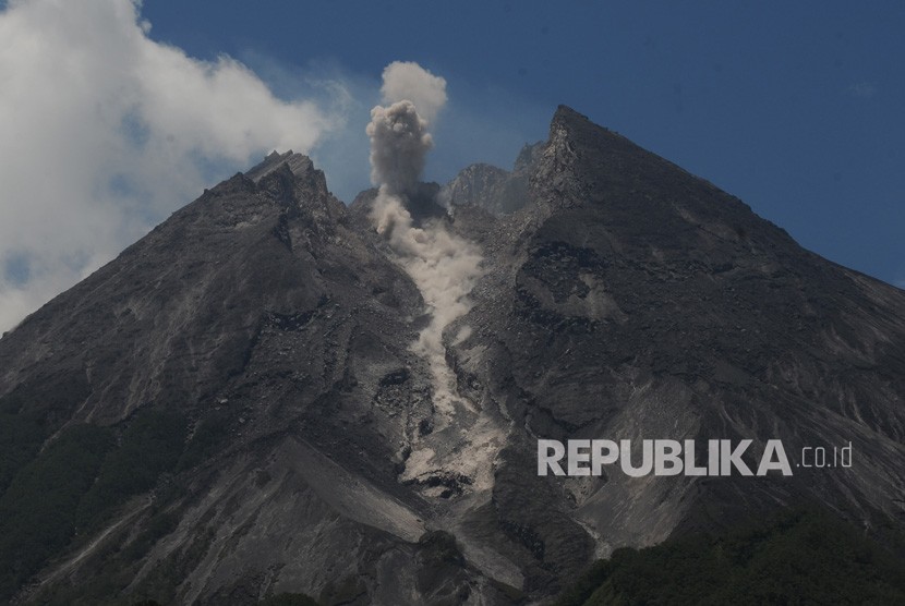 Gunung Merapi. Aktivitas guguran awan panas kecil Gunung Merapi terlihat dari Balerante, Kemalang, Klaten, Jawa Tengah, Selasa (26/2/2019).