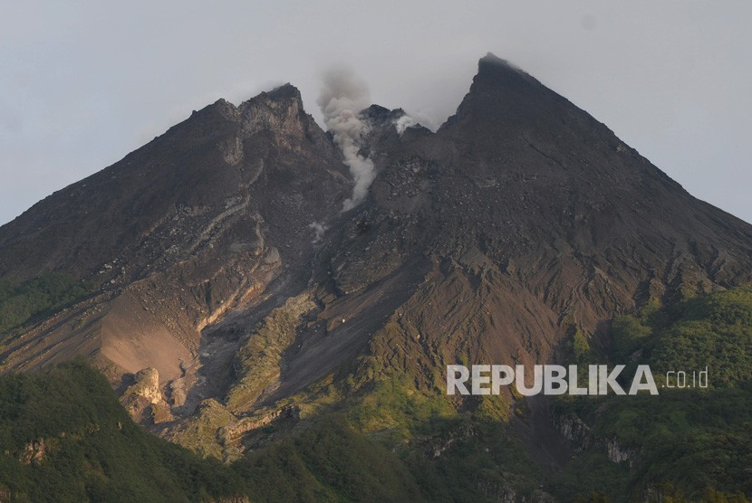 Gunung Merapi. Aktivitas Gunung Merapi terlihat dari kawasan Deles Indah, Sidorejo, Kemalang, Klaten, Jawa Tengah, Senin (11/3/2019).