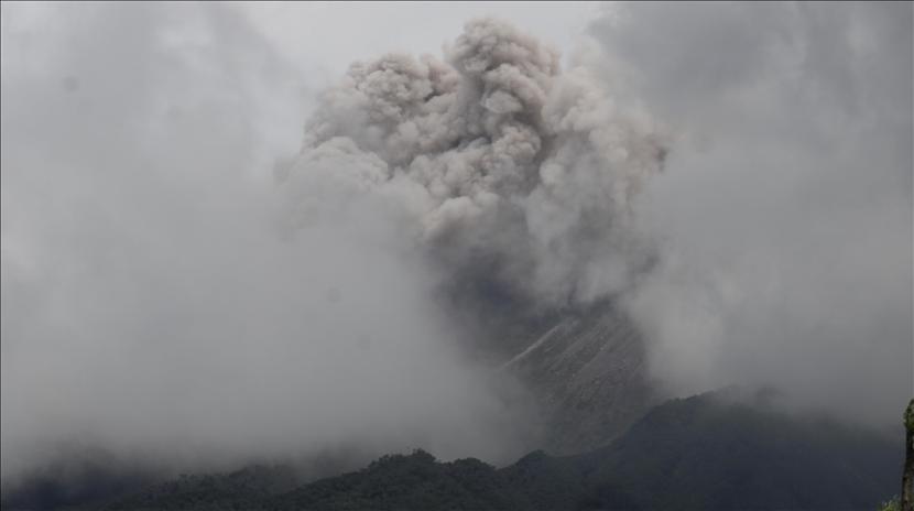 Jarak Luncur Awan Panas Merapi Mulai Melebihi Tiga Kilometer. Foto: Gunung Merapi di Yogyakarta mengeluarkan awan panas. (