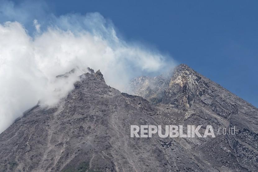 Gunung Merapi difoto dari kawasan Kinahrejo, Cangkringan, Sleman, D.I Yogyakarta.
