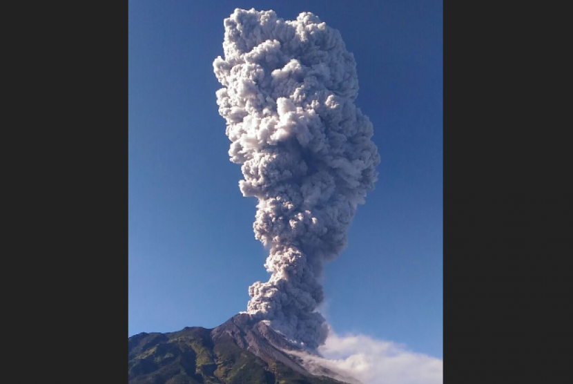 Gunung Merapi erupsi