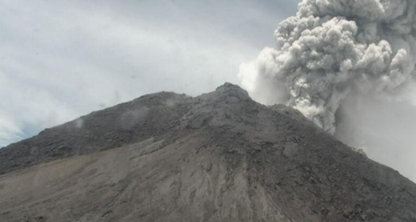 Gunung Merapi meletus pada Jumat dengan ketinggian kolom asap mencapai 5.000 meter dari puncak.