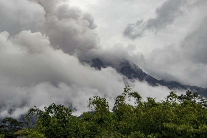 Gunung Merapi memuntahkan material vulkanik terlihat dari Desa Cangkringan di Sleman, Yogyakarta, Kamis, 10 Maret 2022.