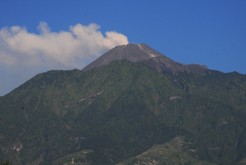 Gunung Merapi mengeluarkan asap putih saat terjadi letusan freatik di Cepogo, Boyolali, Jawa Tengah, Jumat (11/5).