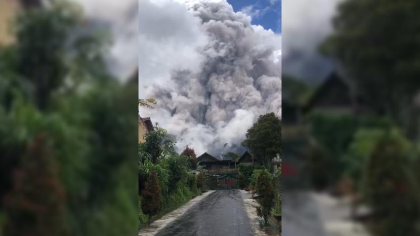 Gunung Merapi mengeluarkan awan panas (ilustrasi). Gunung Merapi mengeluarian guguran awan panas 3 kali pada Ahad (21/1/2024). Akibatnya, 4 kecamatan terkena dampaknya.