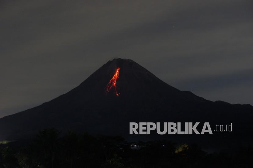 Gunung Merapi mengeluarkan guguran lava pijar terlihat dari Srumbung, Magelang, Jawa Tengah, Senin (3/1/2022). Menurut data BPPTKG periode pengamatan Senin (3/1) pukul 00:24 WIB dan Selasa (4/1) pukul 00:00-06:00 WIB secara visual Gunung Merapi teramati 32 kali mengeluarkan guguran lava pijar dengan jarak luncur maksimal 1.800 m ke arah barat daya. 