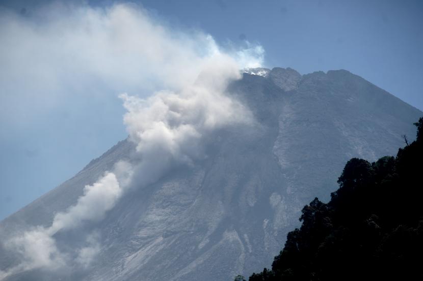Gunung Merapi mengeluarkan guguran lava terlihat dari Turgo, Purwobinamgun, Pakem, Sleman, D.I Yogyakarta  (Foto diambil tanggal 11/8/2021).