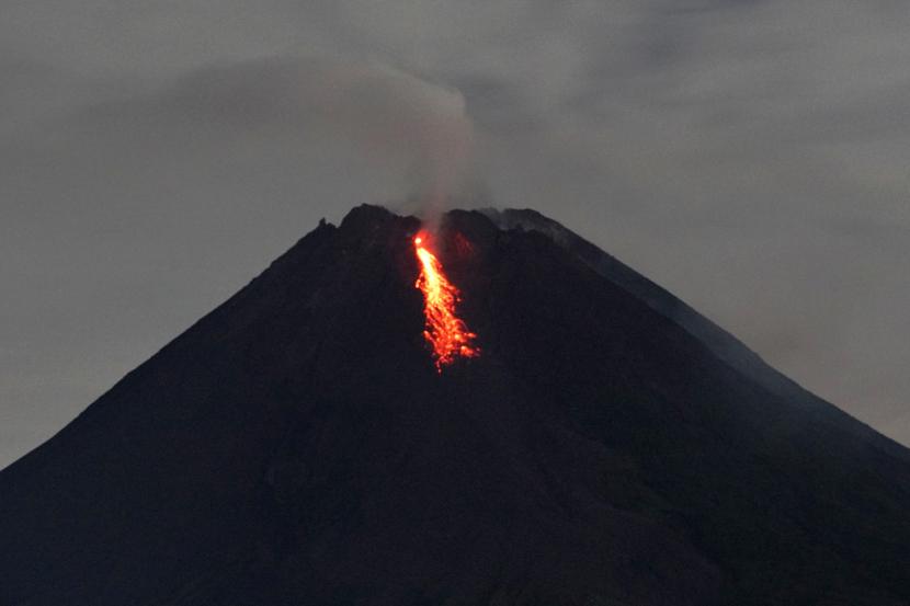 Gunung Merapi mengeluarkan lava pijar yang terlihat dari Tunggularum, Wonokerto, Turi, Sleman, D.I Yogyakarta, Kamis (7/1/2021). Dalam kurun waktu empat hari terakhir intensitas guguran lava pijar Gunung Merapi meningkat.