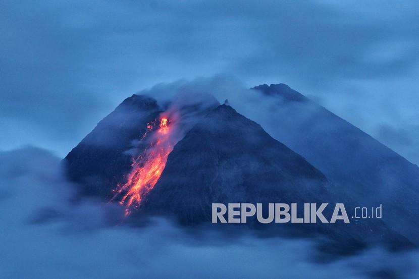 Gunung Merapi mengeluarkan lava pijar yang terlihat dari Wonorejo, Hargobinangun, Pakem, Sleman, D.I Yogyakarta, Senin (18/1/2021). 