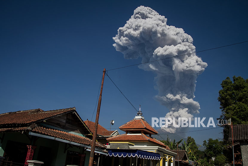 Gunung Merapi mengeluarkan material vulkanis saat terjadi letusan freatik terlihat dari Cepogo, Boyolali, Jawa Tengah, Jumat (1/6).