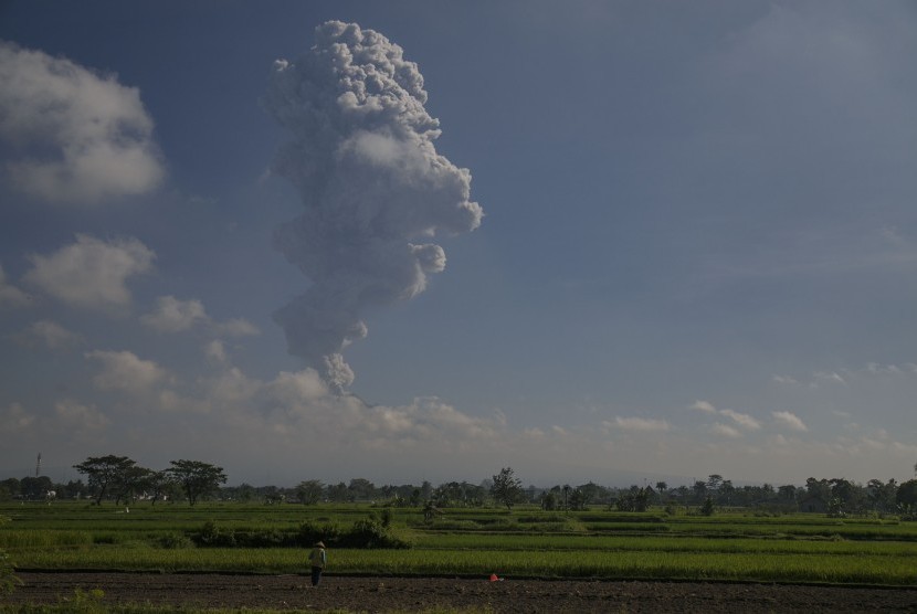 Gunung Merapi menyemburkan material vulkanis terlihat dari kawasan Prambanan, Klaten, Jawa Tengah, Jumat (1/6).