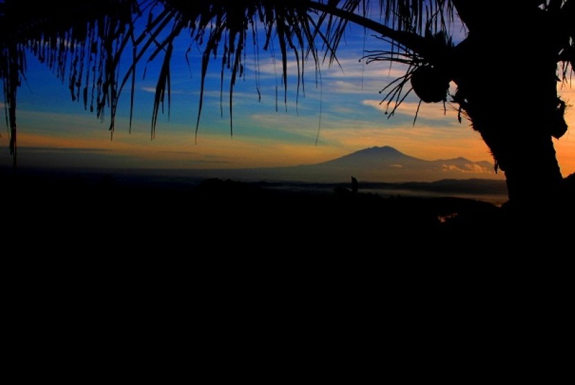 Gunung Merapi terlihat saat sunrise di Dusun Gambarsari, Desa Jurangjero, Kecamatan Ngawen, Kabupaten Gunung Kidul, DIY, Jumat (27/12).