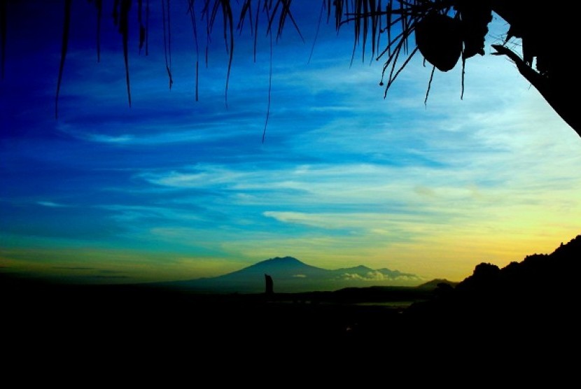 Gunung Merapi terlihat saat sunrise di Dusun Gambarsari, Desa Jurangjero, Kecamatan Ngawen, Kabupaten Gunung Kidul, DIY, Jumat (27/12).