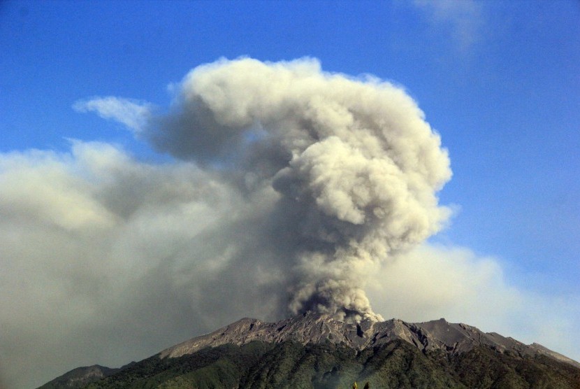  Gunung Raung mengeluarkan asap solvatara terlihat dari Desa Sempol, Songgon, Banyuwangi, Jawa Timur, Kamis (23/7). 