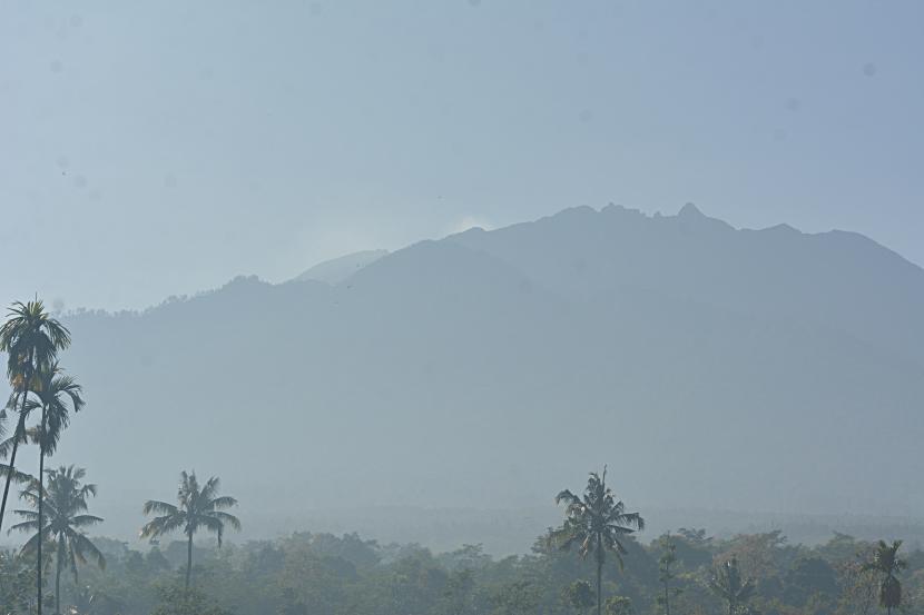 Gunung Raung terlihat dari Desa Gunung Malang, Sumberjambe, Jember, Jawa Timur.