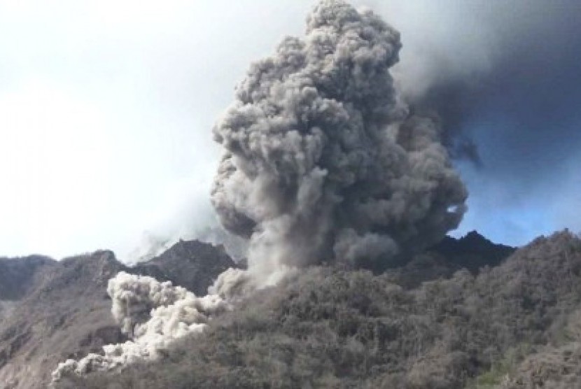Gunung Rokatenda, salah satu gunung api aktif di Indonesia.