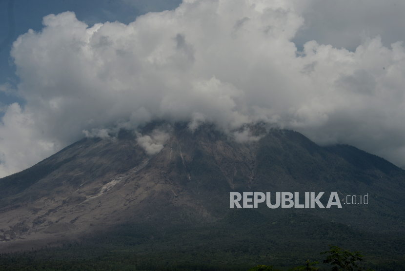 Gunung Seemru di Lumajang kembali embuskan awan panas guguran dan hujan abu.