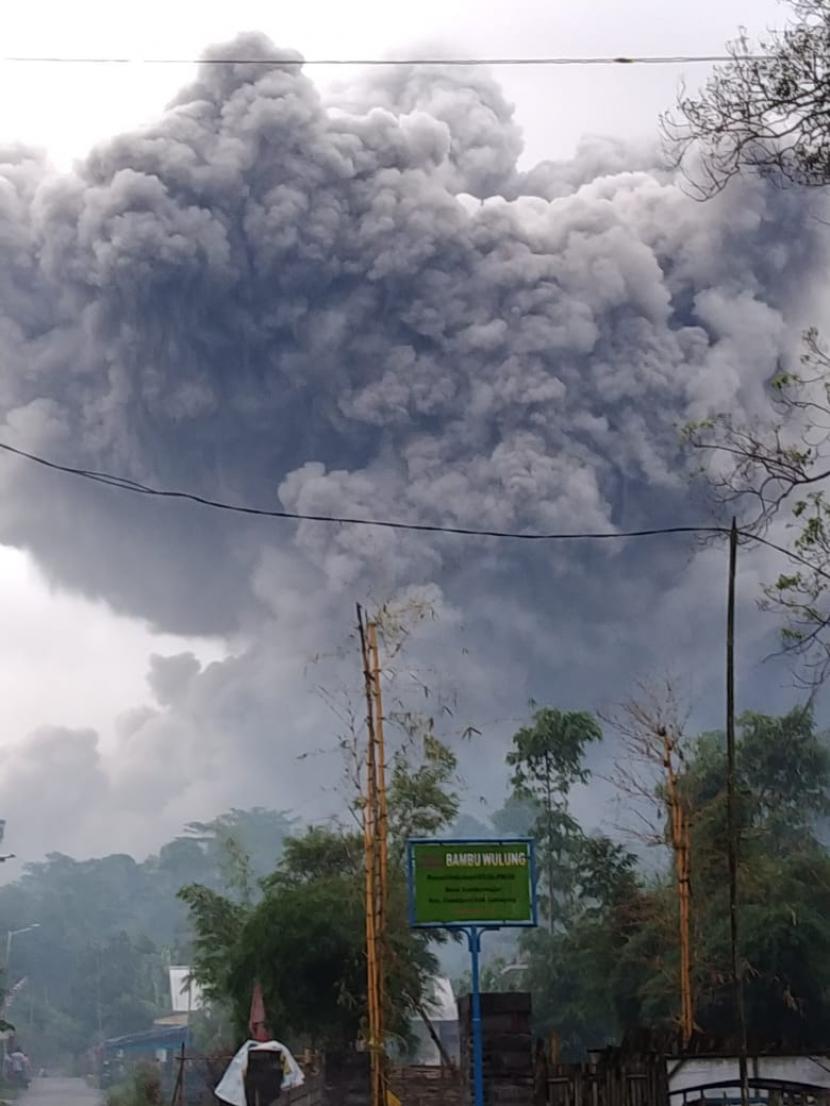 Gunung Semeru erupsi mengeluarkan awan panas sejauh 4,5 km.