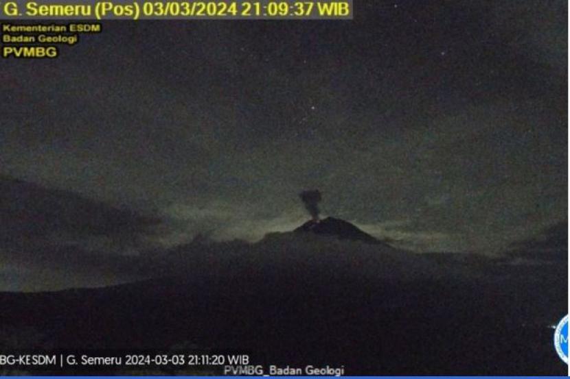 Gunung Semeru erupsi pada Ahad (15/4/2024) pukul 21.07 WIB terpantau dari CCTV di Pos Pengamatan Gunung Api Semeru di Gunung Sawur, Kabupaten Lumajang. 