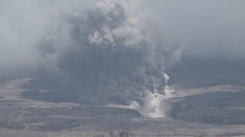 Gunung Semeru kembali erupsi dan mengeluarkan awan panas panas pada Kamis (16/12).