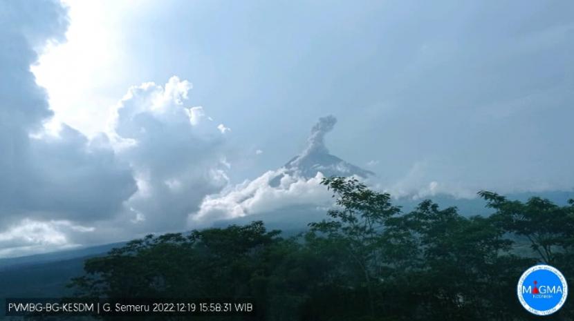 Gunung Semeru kembali mengalami erupsi pada Senin (19/12/2022) pukul 15.58 WIB. Tinggi kolom abunya teramati sekitar 1.500 meter di atas puncak. 