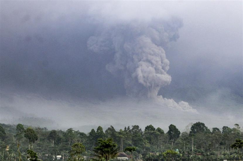  Gunung Semeru memuntahkan material vulkanik ke udara saat terjadi letusan di Lumajang, Jawa Timur, Ahad, 4 Desember 2022. Pihak berwenang telah menaikkan status Gunung Semeru ke level tertinggi setelah letusannya pada 04 Desember 2022. Gunung Semeru setinggi 3.376 meter adalah salah satunya. salah satu gunung berapi teraktif di pulau Jawa.