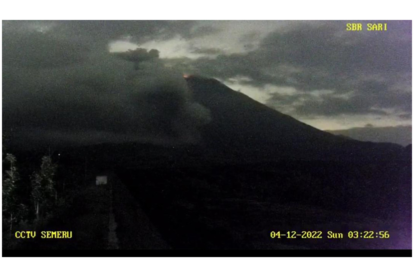 Gunung Semeru mengeluarkan Awan Panas Guguran (APG) Ilustrasi